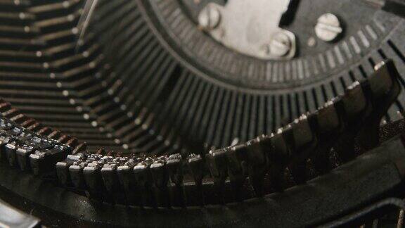 特写镜头用老式的金属打字机打字复古风格
