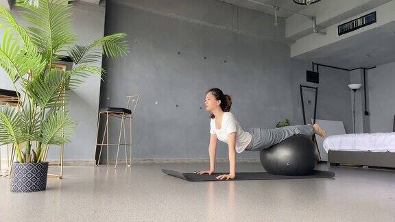 亚洲女性在家做瑜伽