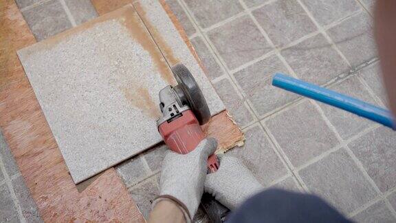 靠近圆锯的刀刃锯开瓷砖地板
