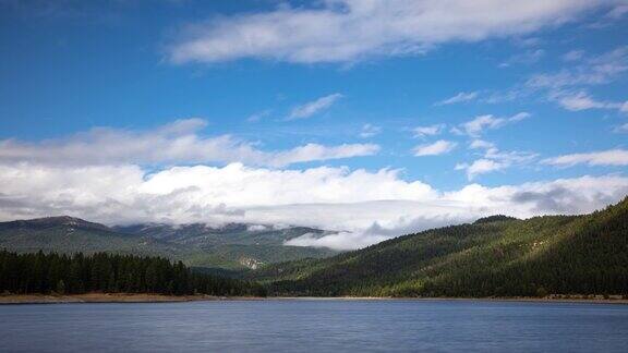 加利福尼亚西斯基尤湖上空云层的时间变化