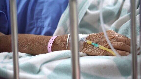 一位老妇人生病躺在医院的病床上