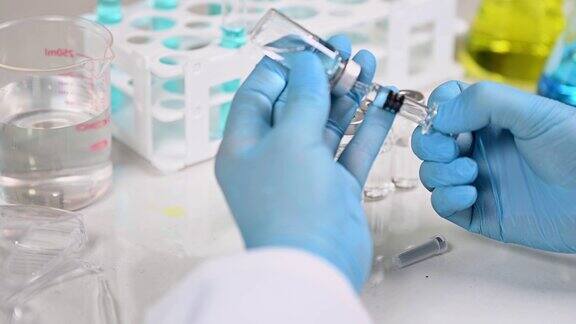 在实验室工作的科学家的手疫苗研发