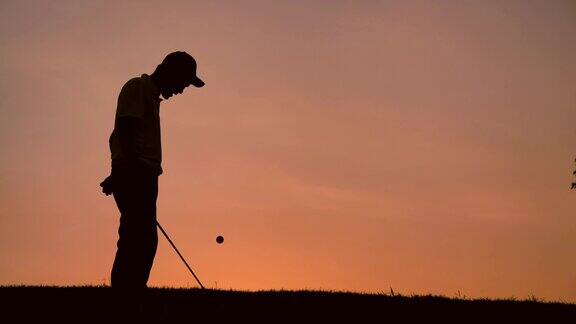 高尔夫球手在夏天打扫地放松时间运动概念