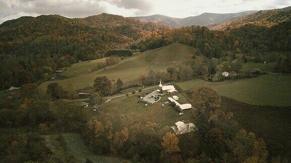 风景航拍视频与秋天的风景小乡村教堂之间的山谷在田纳西州美国