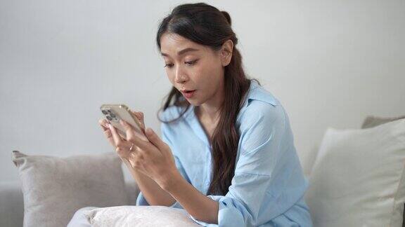亚洲女性在家客厅使用智能手机