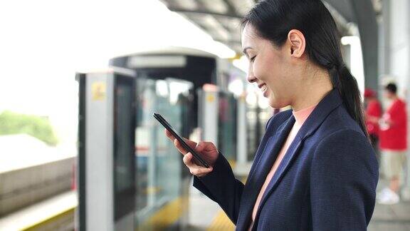 在空中列车上用智能手机的女人