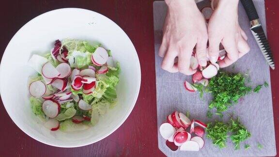 新鲜蔬菜沙拉在厨房里做健康的食物素食主义者的饮食健康午餐的特写有萝卜西红柿生菜芳香的绿色蔬菜和橄榄女人切拌沙拉