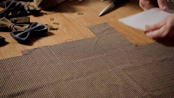 剪羊毛织物行模式羊毛织物的蝴蝶结一个年轻人在纺织工作室做裁缝使用缝纫机