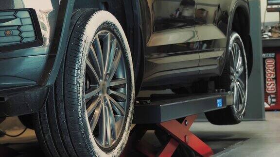 电梯上的车轮胎配件在现代设备上安装轮胎车库车间