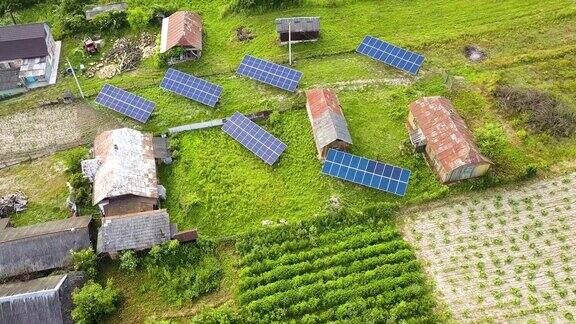 从空中俯瞰绿色乡村地区的太阳能电池板