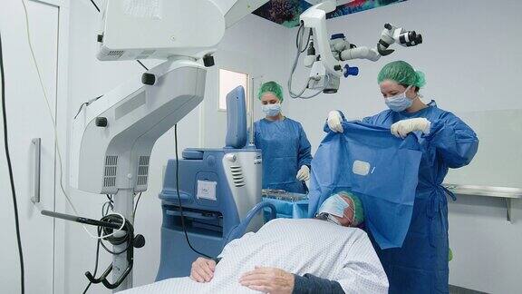 外科医生在手术室为病人准备眼科手术