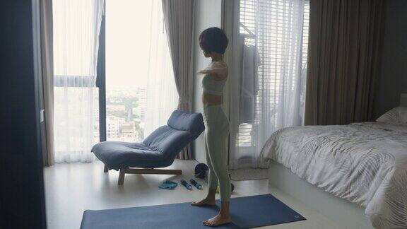 亚洲运动迷人的女人练习瑜伽前热身
