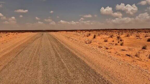 行驶在突尼斯沙漠公路上司机的视角慢动作