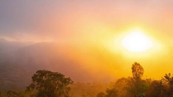 印度尼西亚巴厘岛金塔马尼的巴图尔火山上的彩色日出与雾云的时间延迟