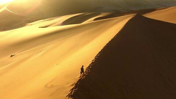 穿过沙丘的脊梁