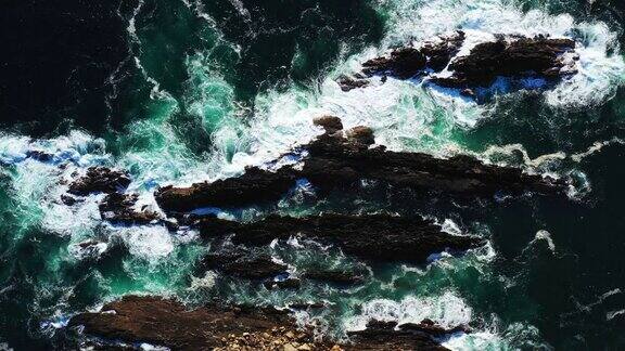 海浪在岩石周围涌动海岸环境背景
