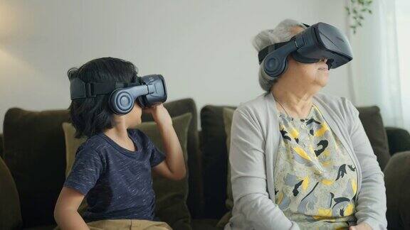孙子和祖母在玩虚拟现实头盔