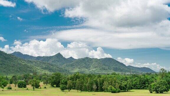 美丽的绿草与山的时间差泰国拉廊省