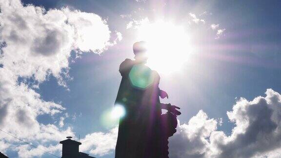 阳光照耀在安娜伯格-布赫霍尔茨萨克森州的乌斯曼纪念碑上