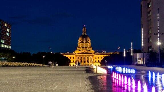 加拿大埃德蒙顿的艾伯塔省立法大楼夜间的超缩