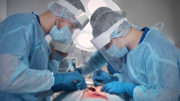 手术团队在现代化的手术室为病人做准备