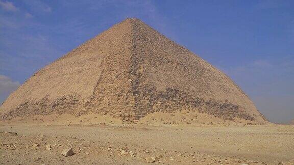 弯曲金字塔是位于达赫舒尔皇家墓地的古埃及金字塔位于开罗南部约40公里由古王国法老斯尼弗鲁建造埃及