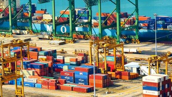 2018年3月新加坡大型货运港西南亚交付中心每天都有一艘货船被送到目的地在新加坡创造商业价值