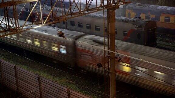 火车夜间在铁路枢纽的行驶