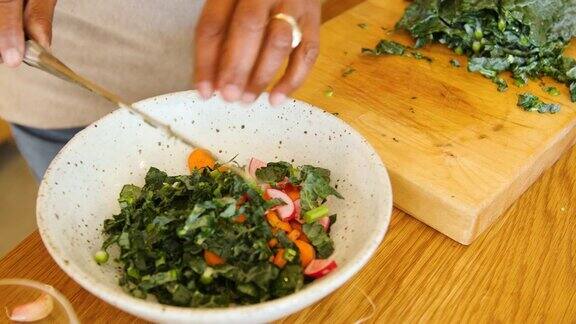 老妇人在家做绿叶蔬菜沙拉