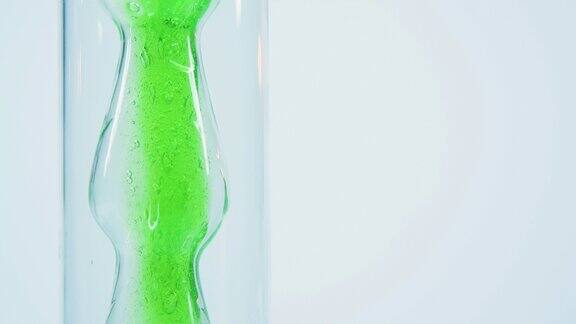 玻璃管内有绿色液体天然提取物