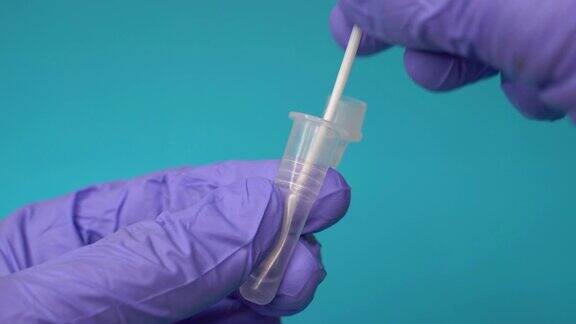 在做抗原检测时医生或护士将拭子插入抽出管中