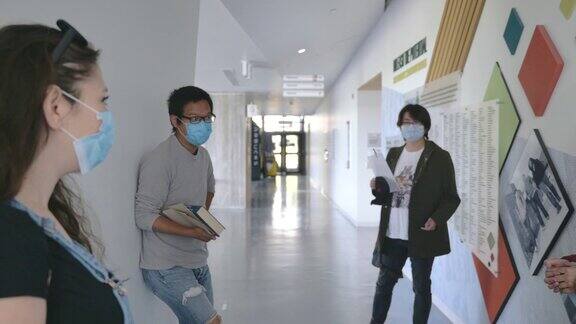 学生戴着口罩在校园里