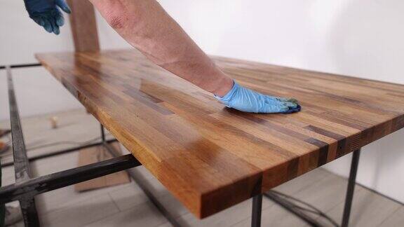 用保护清漆处理木板
