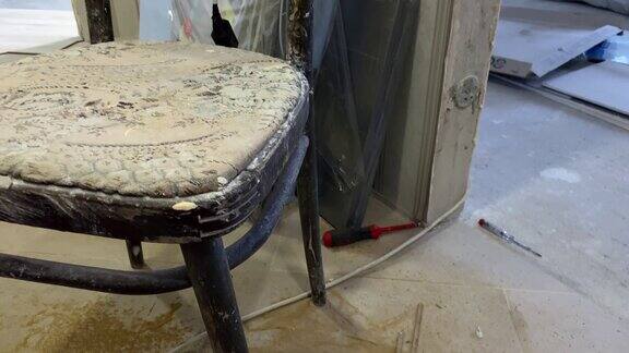 修理后的椅子油漆上的椅子很脏修理房子里的房间