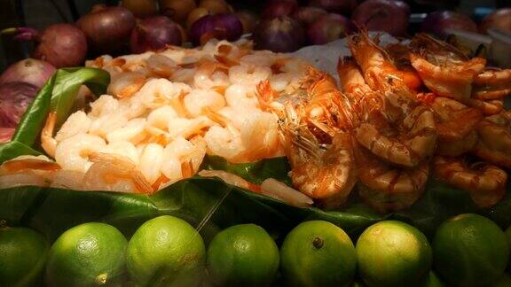 国家亚洲异国情调准备吃海鲜在夜间街头市场美食广场在泰国美味的烤虾或虾和其他小吃