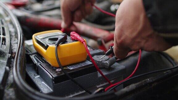 修车技师检查汽车蓄电池电压