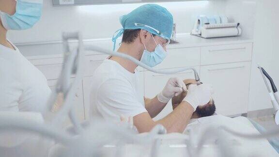 牙科护士在治疗期间协助牙医的牙科护士
