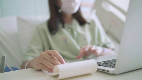特写商务亚洲病人妇女手努力工作期间在医院卧床休息