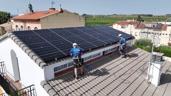 鸟瞰太阳能团队在屋顶房屋的太阳能发电站工作