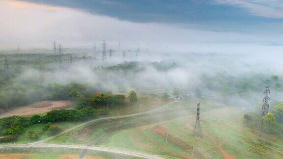 泰国南邦省一个水库附近的高压输电塔上的雾或云