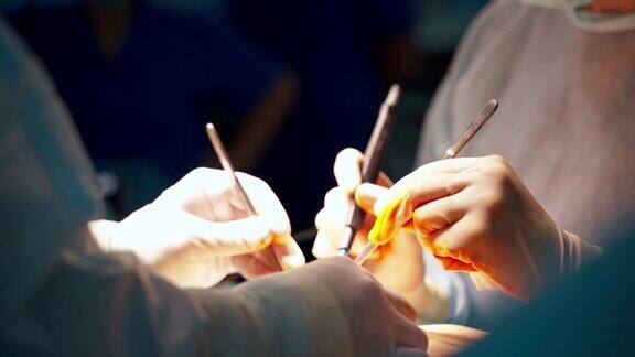 手术腹壁整形术手术台上病人的特写切除腹部脂肪组织的外科手术