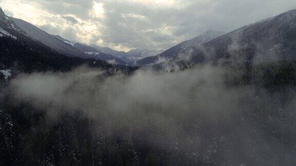 惊险的山脉空中飞行山谷雾云
