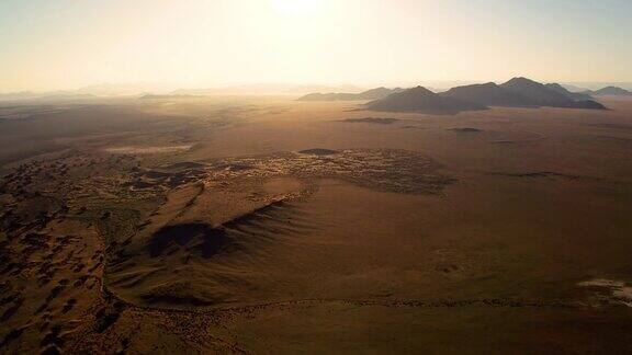 在纳米比亚乘坐热气球飞过沙漠