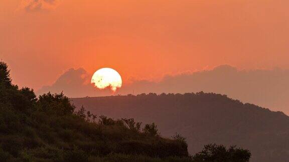 美丽的日落延时和Sahyadri山的颜色浦那马哈拉施特拉邦