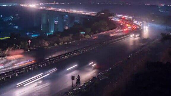 印度蜿蜒的孟买-浦那-班加罗尔国道上繁忙的夜间交通延时