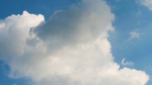 滚滚的白云在移动白云在流逝云在蓝天上奔跑4k延时拍摄的白云蓝天背景