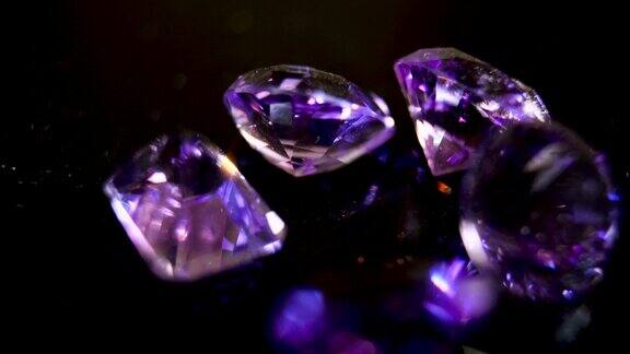 紫色紫水晶的特写抛光宝石紫晶珠宝宝石