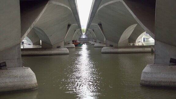 新加坡市中心滨海大道桥下的河上有一艘船