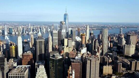 鸟瞰图曼哈顿市中心与办公大楼在纽约美国东河岸边在阳光明媚的一天