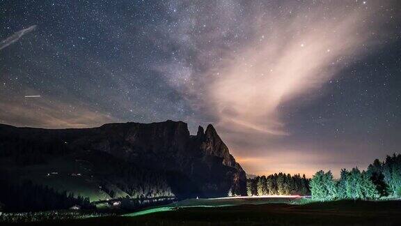 银河的时间流逝在阿尔卑斯山的siusiseiseralm白云岩意大利